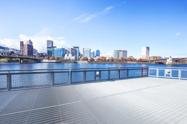 Plancher vide avec paysage urbain et skyline à Portland — Photo