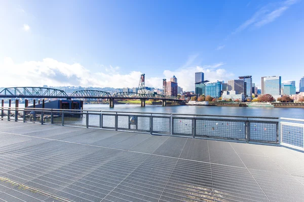Plancher vide avec paysage urbain et skyline à Portland — Photo