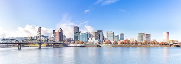 Water en skyline stadsgezicht in Portland — Stockfoto