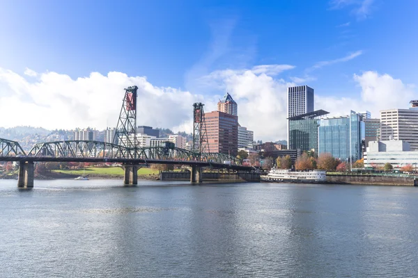 Água, horizonte e paisagem urbana em Portland — Fotografia de Stock