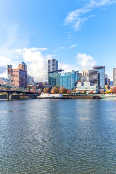 Agua, horizonte y paisaje urbano en Portland — Foto de Stock