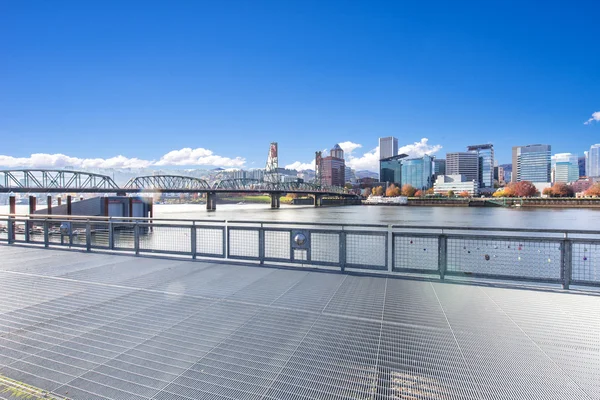 Leerer Fußweg mit Stadtbild und Skyline in Portland — Stockfoto