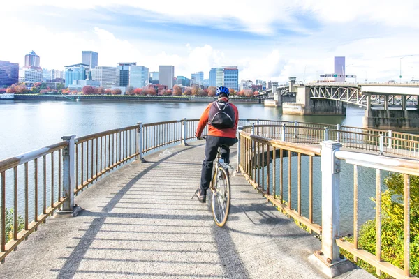 Sendero cerca del agua y paisaje urbano y horizonte en Portland —  Fotos de Stock