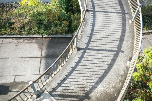 Zakrzywione betonu podwyższone chodnik w Portland — Zdjęcie stockowe