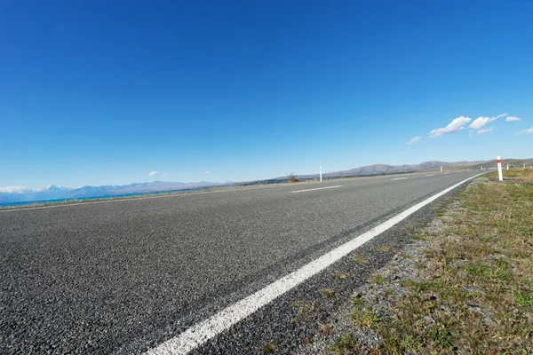 Route asphaltée près du lac en Nouvelle-Zélande — Photo