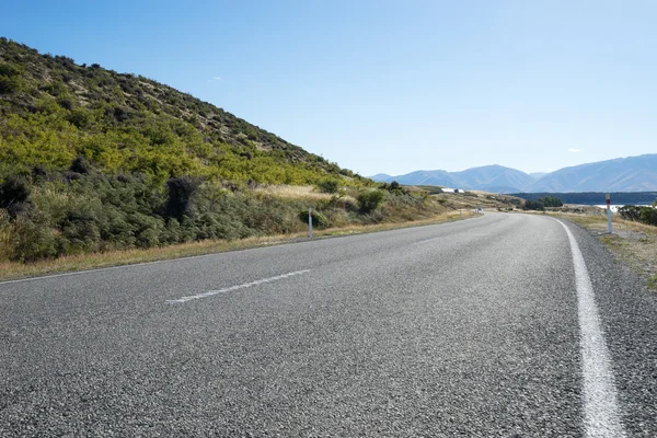 Alphalt road near pasture in summer day in New Zealand — Stock Photo, Image