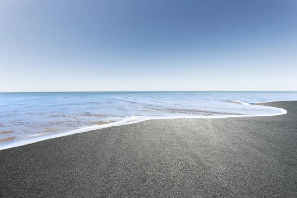 Asfaltweg vallende zeewater in Nieuw-Zeeland — Stockfoto