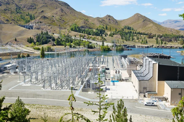 Estación de transmisión de energía cerca del lago en Nueva Zelanda — Foto de Stock
