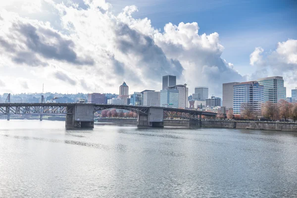 Agua, puente, paisaje urbano y horizonte en Portland — Foto de Stock