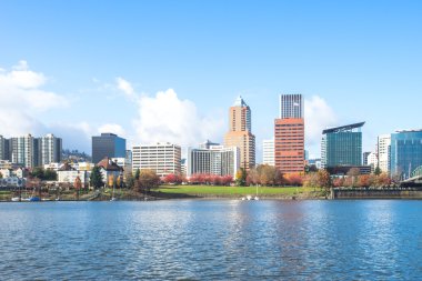 Sakin su cityscape ve Portland manzarası ile