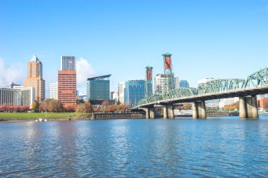 cityscape ve Portland manzarası ile su üzerinde köprü