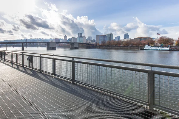 Пешеходная дорожка на мосту и горизонте и городской пейзаж в Портленде — стоковое фото