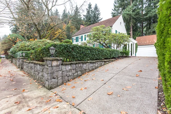 Route vide près de la cour de la maison résidentielle — Photo