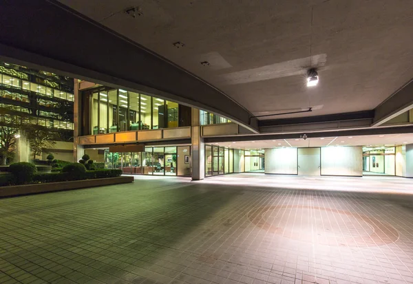 Modern ofis binası ve patika geceleri — Stok fotoğraf