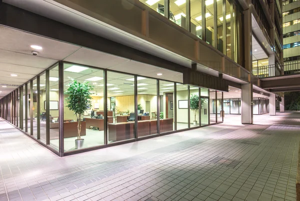 Immeuble de bureaux moderne et sentier la nuit — Photo