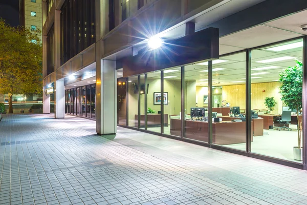 现代化办公大楼和夜间行人路 — 图库照片