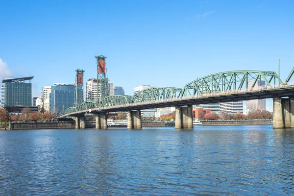 Bridge with cityscape and skyline of Portland — Stock Photo, Image