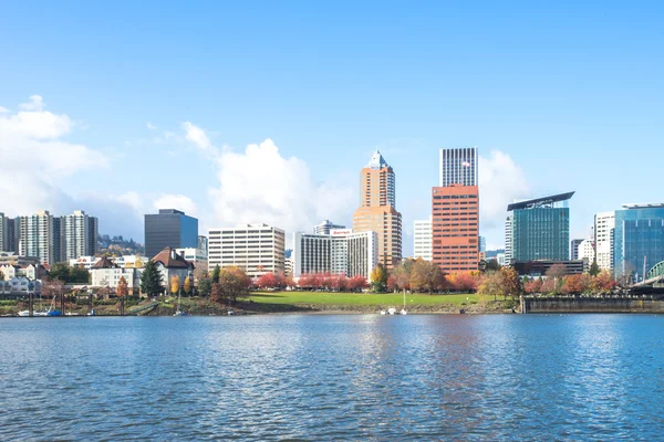 Aguas tranquilas con paisaje urbano y horizonte de Portland — Foto de Stock