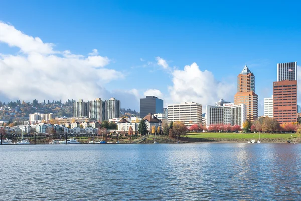 Ruhiges Wasser mit Stadtbild und Skyline von Portland — Stockfoto