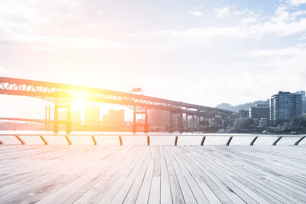 Verdieping in de buurt van de brug met de skyline en skyline van Portland — Stockfoto