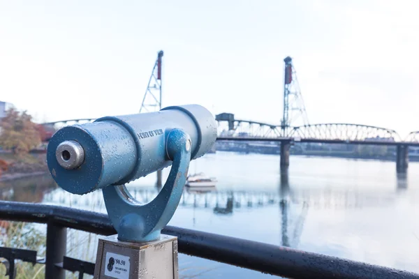 Туристический телескоп со стальным мостом в Портленде — стоковое фото