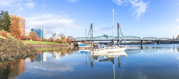 Iate no mar e ponte na água em Portland — Fotografia de Stock