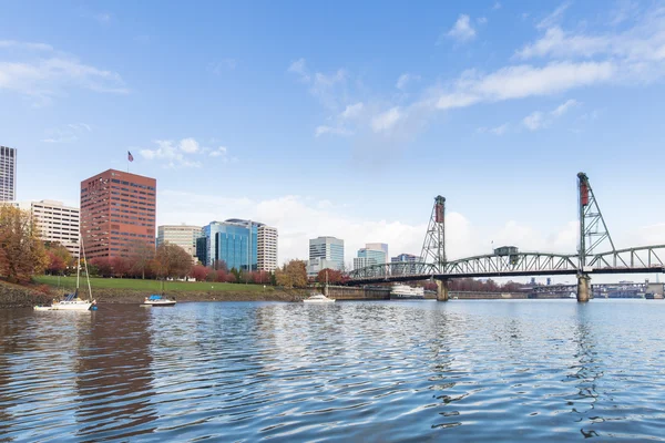 Su ve cityscape ve manzarası Portland üzerinde köprü — Stok fotoğraf