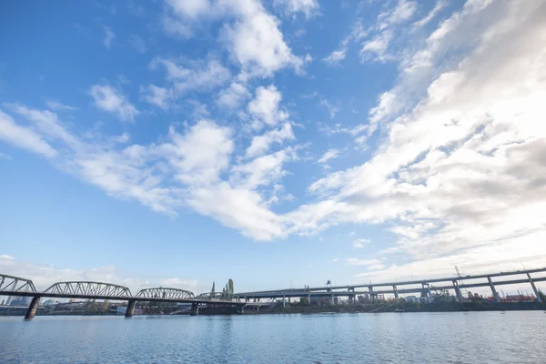 Bridges over water with skyline in Portland — Stock Photo, Image