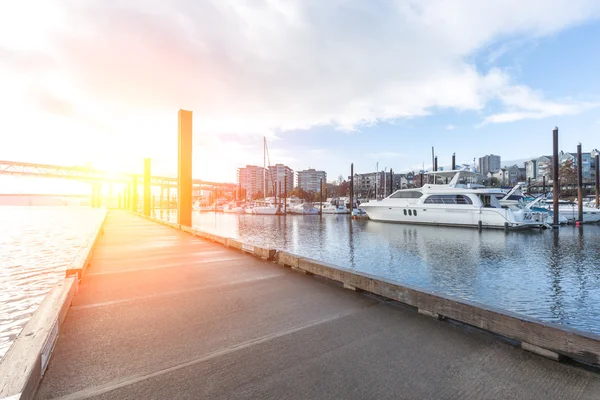 Carretera en el agua cerca de yate con paisaje urbano en Portland — Foto de Stock