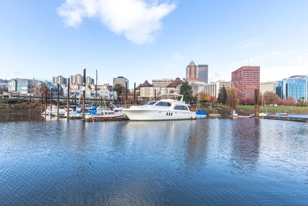 Su cityscape ve Portland manzarası ile yatlar — Stok fotoğraf