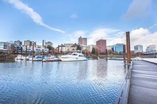 Su cityscape ve Portland manzarası ile yatlar — Stok fotoğraf