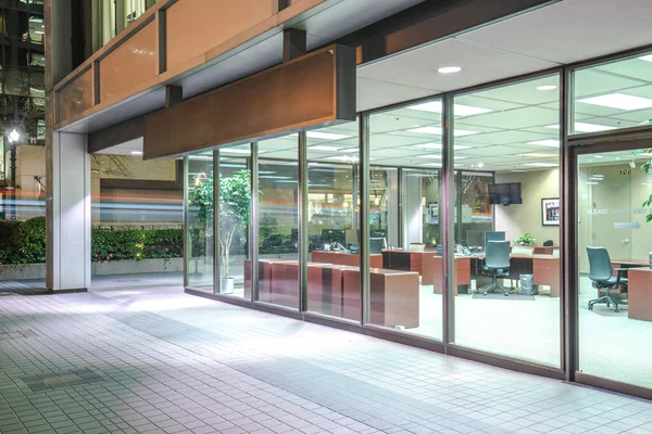 Edifício de escritórios e caminho vazio à noite — Fotografia de Stock