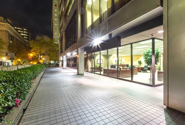 Office building and empty footpath at night — Stock Photo, Image