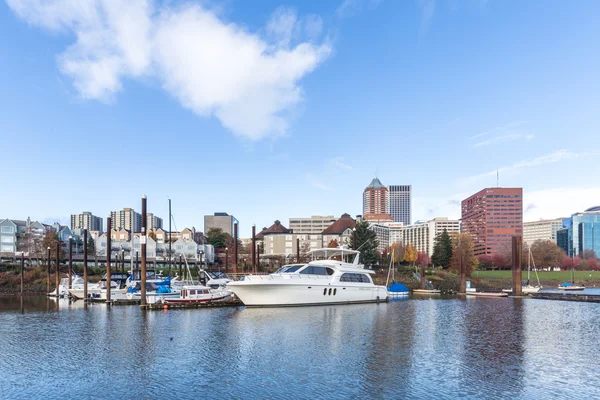 Yachten auf dem Wasser mit Stadtbild und Skyline in Portland — Stockfoto