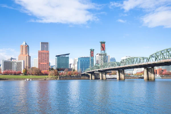 Agua con paisaje urbano y horizonte en Portland — Foto de Stock