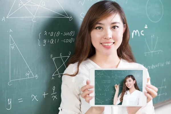 Asiatische Mädchen Lehrer mit Tablet und Tafel — Stockfoto