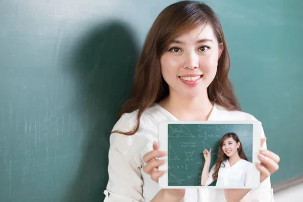 Asiático chica profesora con tablet y pizarra — Foto de Stock