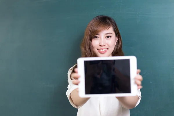 Азіатська дівчина вчителька з планшетом і дошкою — стокове фото
