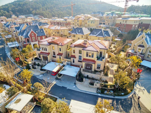 Luftaufnahme von Häusern der modernen Villa bei sonnigem Tag — Stockfoto