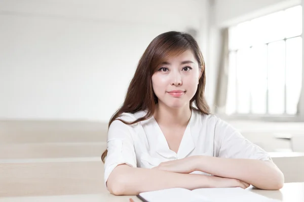 Asiatico ragazza studente con libro in moderno biblioteca — Foto Stock