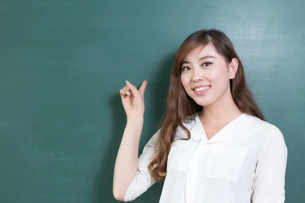 Bela menina professora com quadro-negro verde — Fotografia de Stock