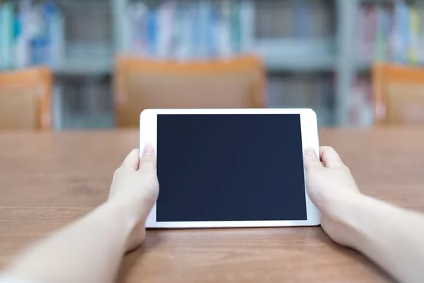 Eerste blik op de tablet in handen op achtergrond — Stockfoto