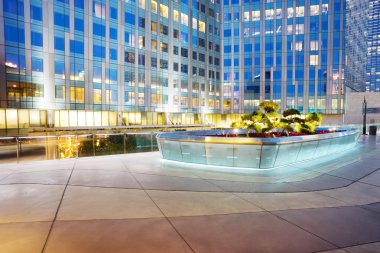 boş yere ve gece modern binalar