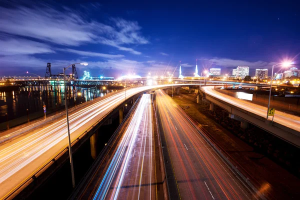 Trafficato traffico su strada di notte a Portland — Foto Stock