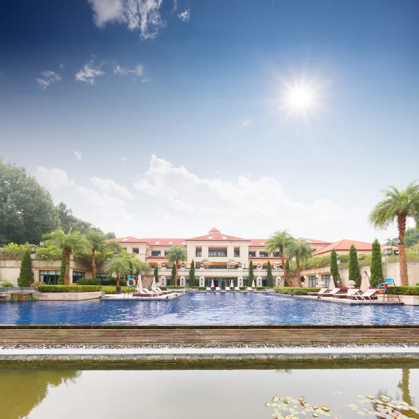 Piscine dans la cour de l'hôtel de vacances — Photo