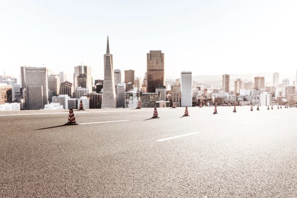 Strada asfaltata con paesaggio urbano e skyline di San Francisco — Foto Stock