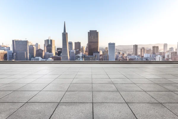 都市の景観と、サンフランシスコのスカイラインの床 — ストック写真