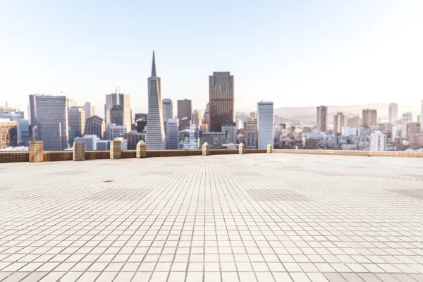 都市の景観と、サンフランシスコのスカイラインの床 — ストック写真