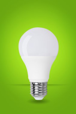 yeşil arka plan üzerinde ampul led