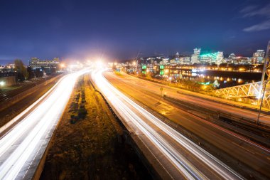 Portland gece yolda yoğun trafik